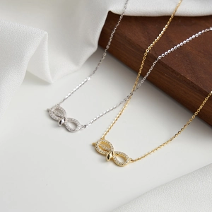 Collier pendentif infini en or et argent avec zircons blancs sur chaîne minimaliste