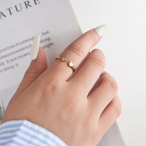 Bague ajustable en argent S925 doré avec oxyde de zirconium en forme de cœur au doigt