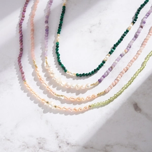 Collier en argent S925 avec pierres naturelles facettées et perles d'eau douce sur marbre