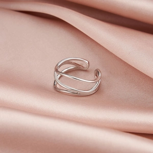 Détail d'une bague ouverte en argent S925 avec textures mates et polies superposées