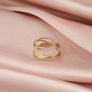 Détail du poinçon S925 sur la bague ouverte multicouche plaquée or 14K