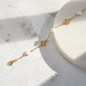 Elegantes S925 Silberarmband mit Goldbeschichtung und vierblättrigen Kleeblatt-Anhängern
