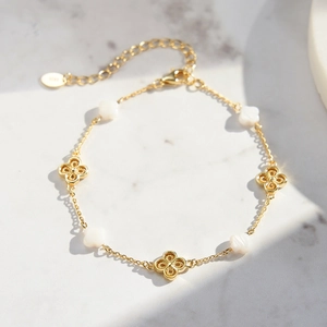 Detail eines S925 Kleeblatt Armbands aus Sterlingsilber mit Vergoldung und Perlmutt