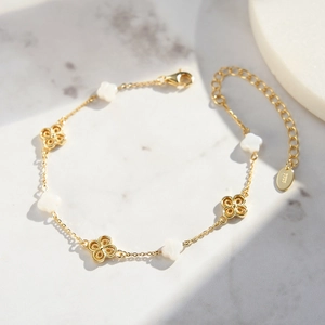 Eleganter S925 Silber Gold Kleeblatt Armband mit weißem Perlmutt Anhänger für Damen