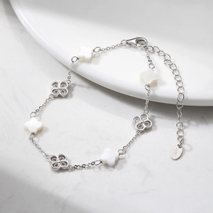 Makroaufnahme von S925 Sterling Silber Kleeblatt Armband mit weißer Perlmutt-Einlage