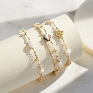 Drei elegante S925 Silberarmbänder mit Kleeblatt-Design und Perlmutt-Einlagen in Gold