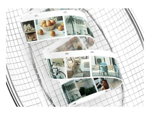 Vue macro d'un ruban adhésif décoratif avec photos lifestyle dans un panier métallique