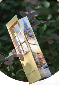 Gros plan d'une carte de collage en forme de fenêtre avec paysage de Londres pour carnet