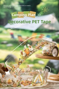 Dettaglio del nastro PET a tema campeggio con illustrazioni acquerellate di tende e picnic