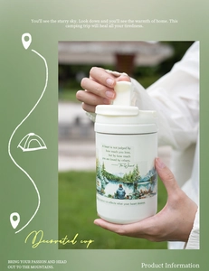 Dettaglio della tazza termica bianca da campeggio con illustrazione forestale e tappo