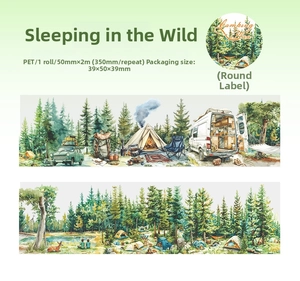 Dettaglio del nastro PET Camping Plan con ciclo 50mm x 2m e motivi di tende e foreste