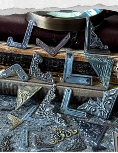 Détail de coins décoratifs en bronze et argent vintage pour reliure de livres et albums