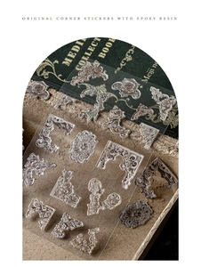 Gros plan de stickers 3D en résine époxy de style baroque sur un livre ancien