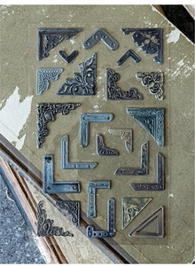 Gros plan d'autocollants d'angle vintage aux motifs floraux sur couverture de livre