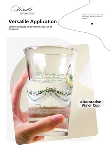 Détail d'une tasse en verre décorative avec ruban en dentelle et motif papillon