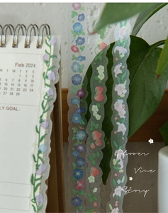 Détail du ruban décoratif en PET avec motifs de fleurs et bords découpés ondulés