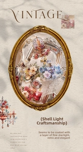 Détail de stickers vintage effet nacre avec flacons de parfum et motifs floraux