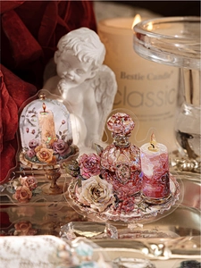 Détail d'autocollants holographiques vintage avec flacons de parfum et bougies