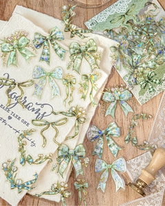 Détails d'autocollants PET nœuds dorés laser et fleurs sur fond bois vintage
