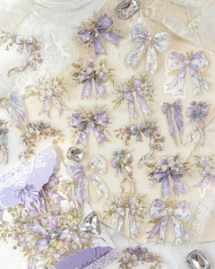 Gros plan d'autocollants nœuds violets avec détails dorés et motifs floraux