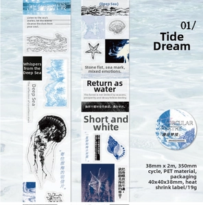 Dettaglio del nastro decorativo PET blu a tema oceano con meduse e conchiglie
