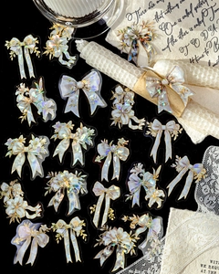 Détail d'autocollants rubans en feuille d'or laser avec fleurs sur fond vintage chic