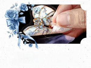 Détail du décollage d'un autocollant nœud floral bleu pour la décoration DIY