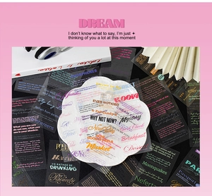Dettaglio di adesivi decorativi in PET con frasi inglesi per scrapbooking e progetti DIY