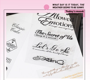 Dettaglio di adesivi trasparenti in PET con citazioni inglesi per scrapbooking