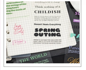 Vista dettagliata di vari adesivi PET con citazioni in inglese per scrapbooking DIY