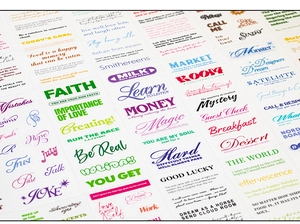 Dettaglio di adesivi vintage con scritte artistiche per scrapbooking e diari fai-da-te