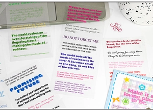 Dettaglio di adesivi in PET trasparente con citazioni inglesi per scrapbooking