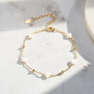 Pulsera de plata de ley S925 bañada en oro con trébol de nácar y cuentas de perlas