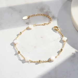 Primer plano de la pulsera de plata S925 con tréboles de cuatro hojas en nácar blanco