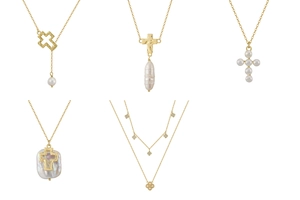 Vue détaillée de colliers croix dorés avec perles naturelles et pendentifs en nacre pure