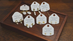 Détails de boucles d'oreilles en argent S925 plaqué or avec perles sur carte de présentation