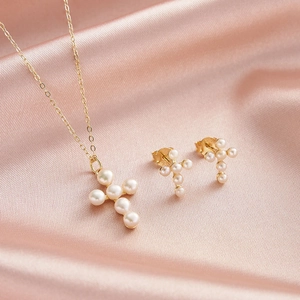Elegant gold S925 silver necklace and earrings set with cross-shaped freshwater pearls