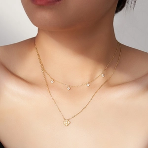 Élégant collier double couche en or avec perles d'eau douce et breloques en trèfle