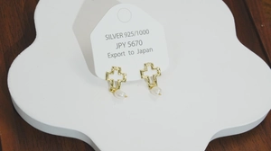 Vue détaillée de boucles d'oreilles croix en argent 925 doré avec perles blanches