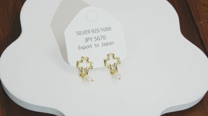 Détail de boucles d'oreilles croix en argent S925 avec perles naturelles en goutte