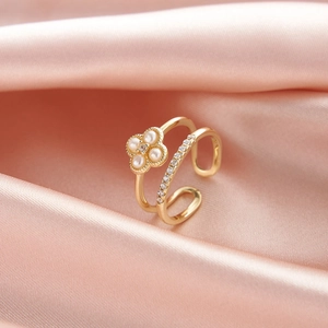 Anello aperto dorato a due strati con quadrifoglio di perle d'acqua dolce e zirconi