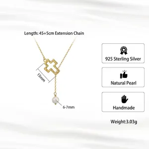 Collier croix en argent 925 doré avec perle naturelle sur fond de soie blanche