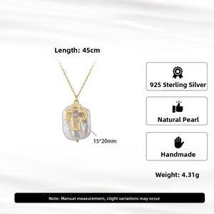 Détail macro du pendentif perle baroque en argent 925 avec motif croix évidée