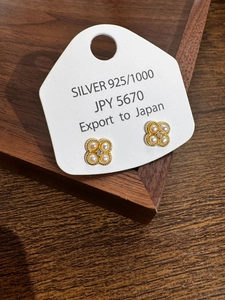 Détail de boucles d'oreilles trèfle en argent 925 avec perles et petits zircons