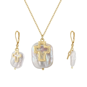 Parure en perles baroques dorées avec collier pendentif croix ajourée et boucles