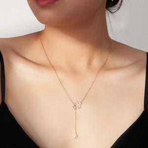 Collier élégant en argent 925 avec pendentif croix et perle blanche porté par un mannequin