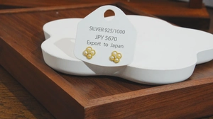 Détail des boucles d'oreilles trèfle en argent S925 avec perles et petits zircons