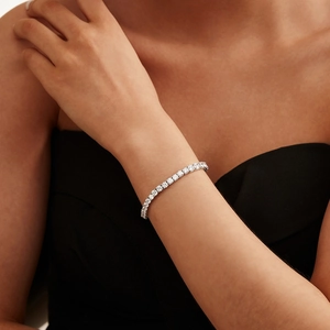 Gros plan d'un bracelet tennis en argent S925 avec zircons 8A port au poignet