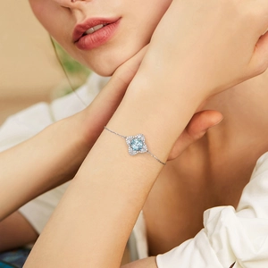 Détail du bracelet en argent S925 avec zircon bleu clair et motif floral de trèfle