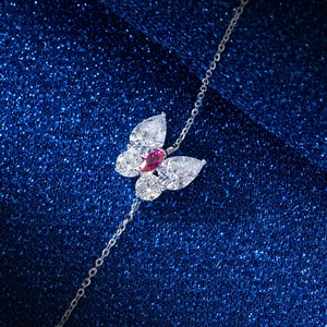 Vue macro du pendentif papillon avec gemme rouge et zircon 8A sur chaîne en argent